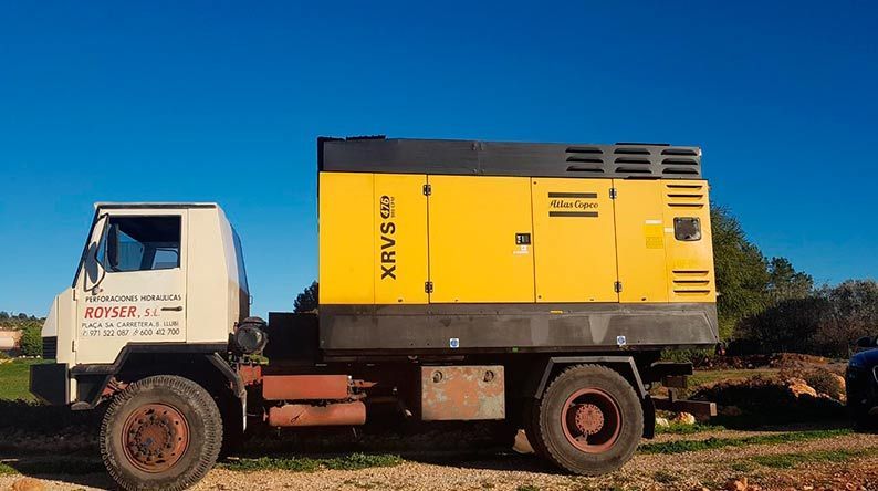 Un camión amarillo y negro con la palabra Krus en él.