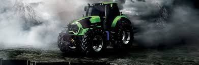 Un tractor verde circula por un campo del que sale humo.