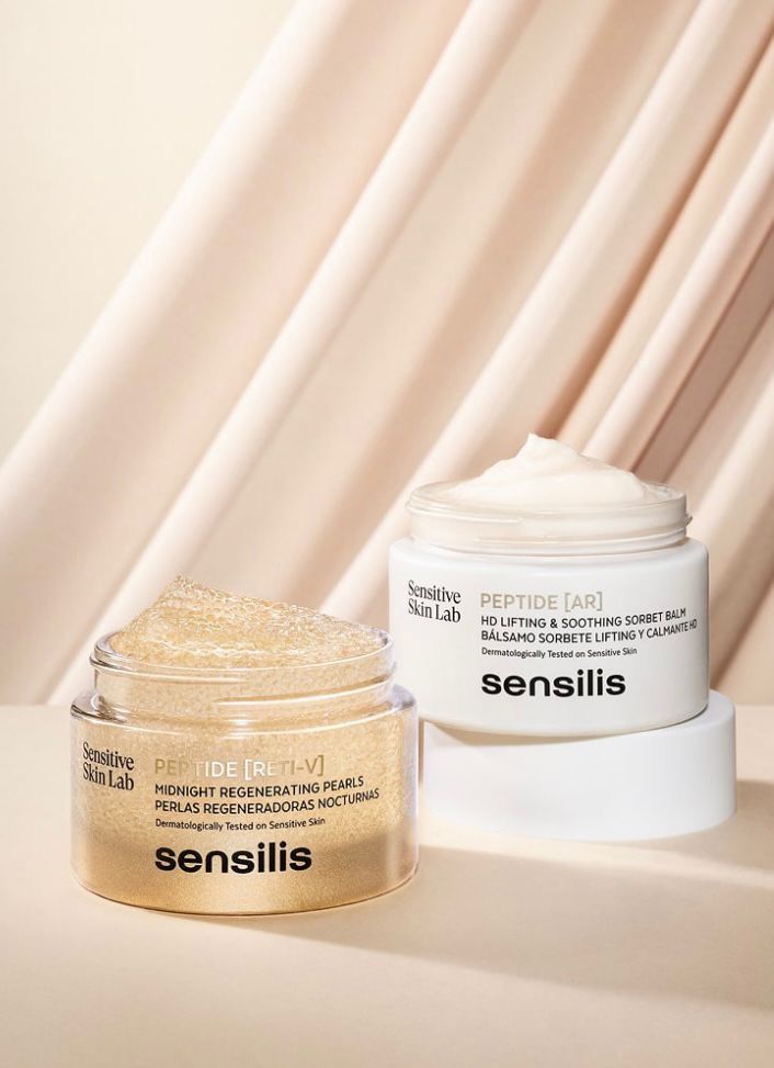 Dos frascos de productos para el cuidado de la piel Sensilis con contenido texturizado sobre un fondo beige.