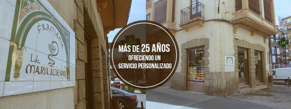 Exterior of a pharmacy, old building. Sign reads "Más de 25 años ofreciendo un servicio personalizado".