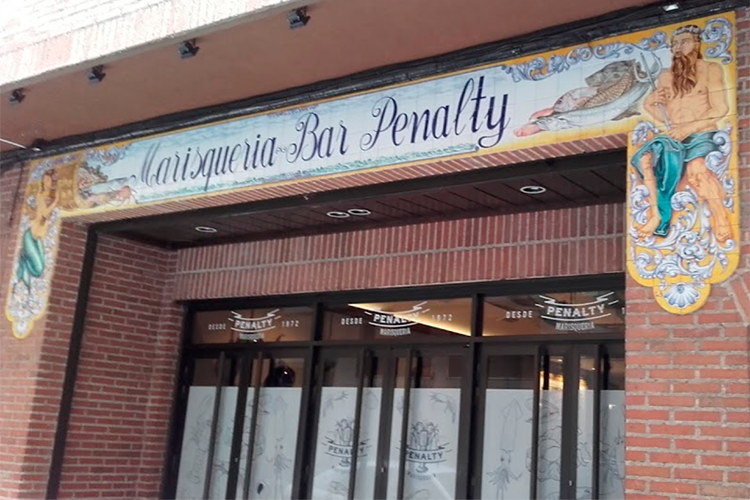 Un edificio de ladrillos con un cartel que dice penalización de barra.