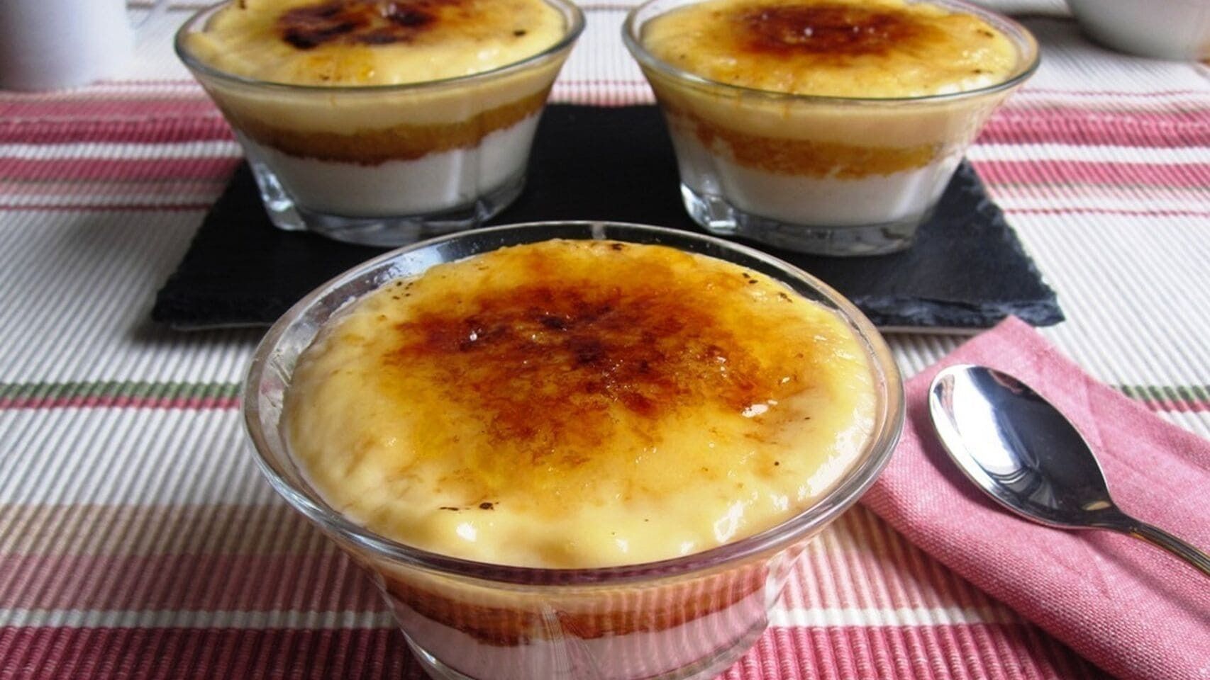 Tres tazas de postre con una cuchara sobre una mesa