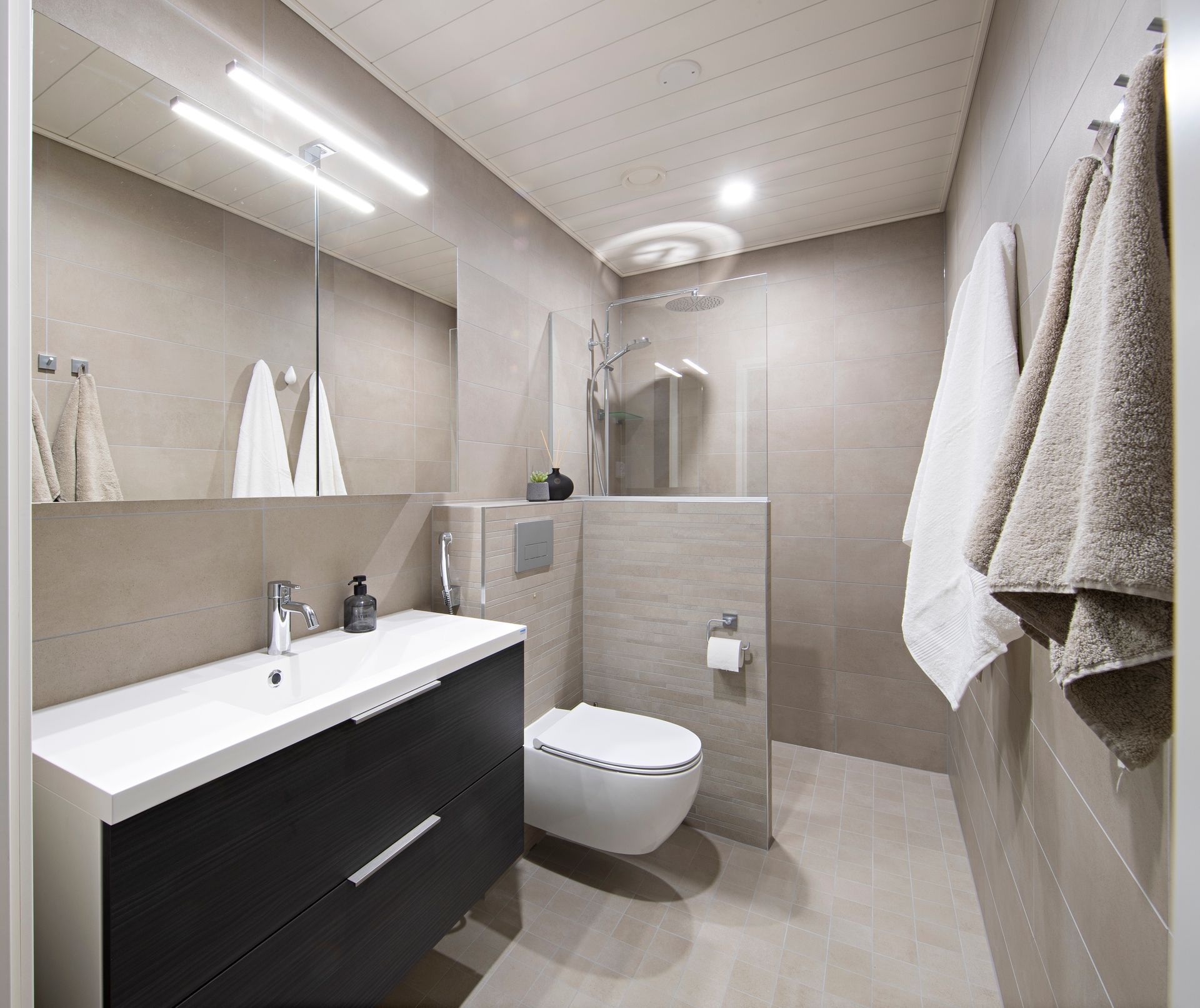 Seinä-WC ja koteloitu huuhtelupainike | Kylpyhuoneremontti Jyväskylä | K-S Ykstuuma