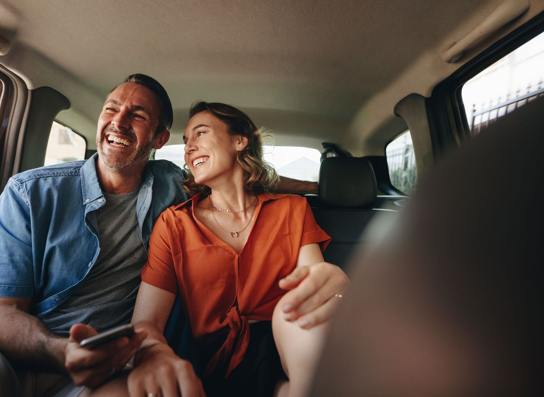 Un couple dans un taxi