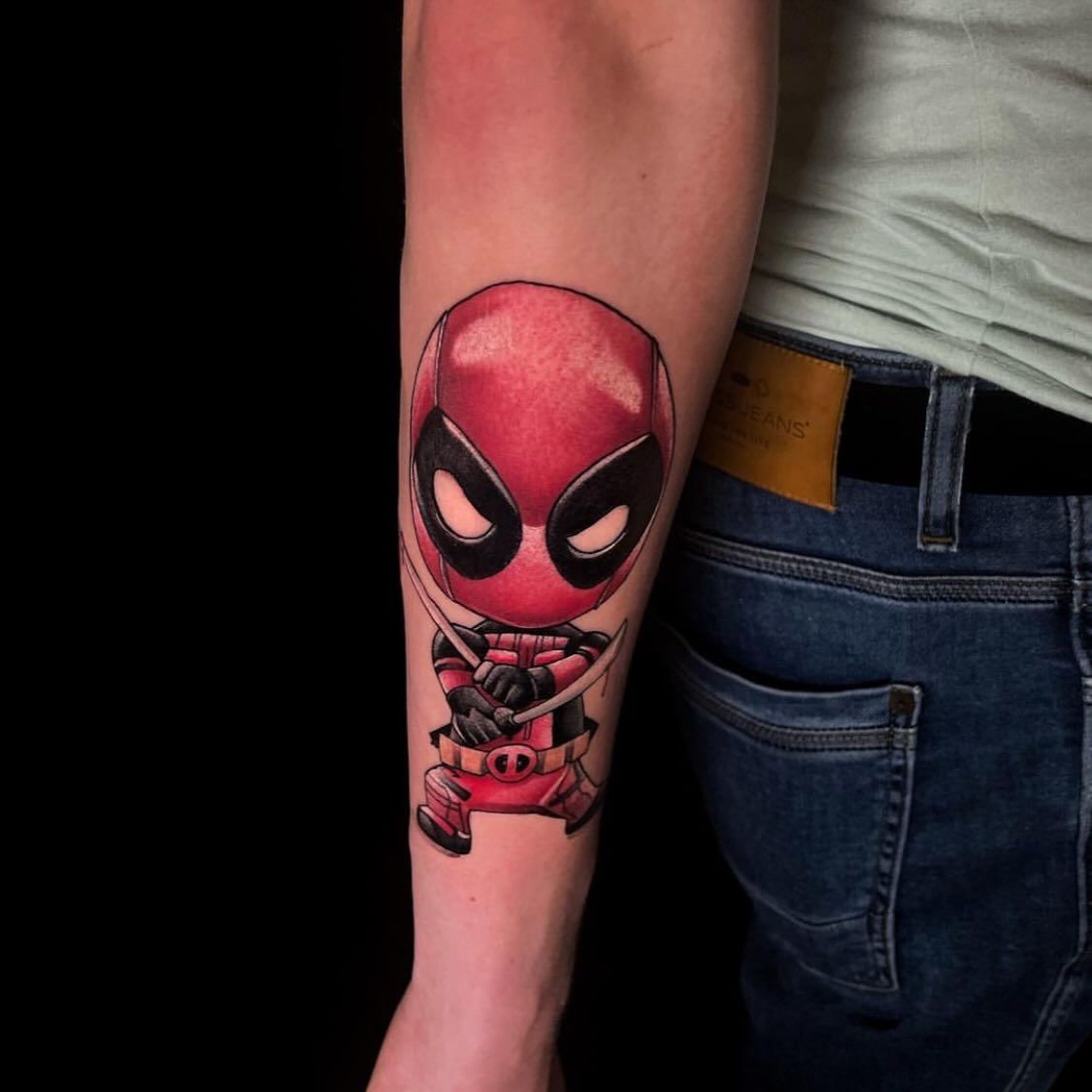 Un hombre tiene un tatuaje de Deadpool en su antebrazo.