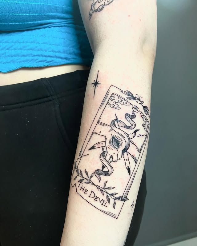 Una mujer tiene un tatuaje del diablo en su brazo.