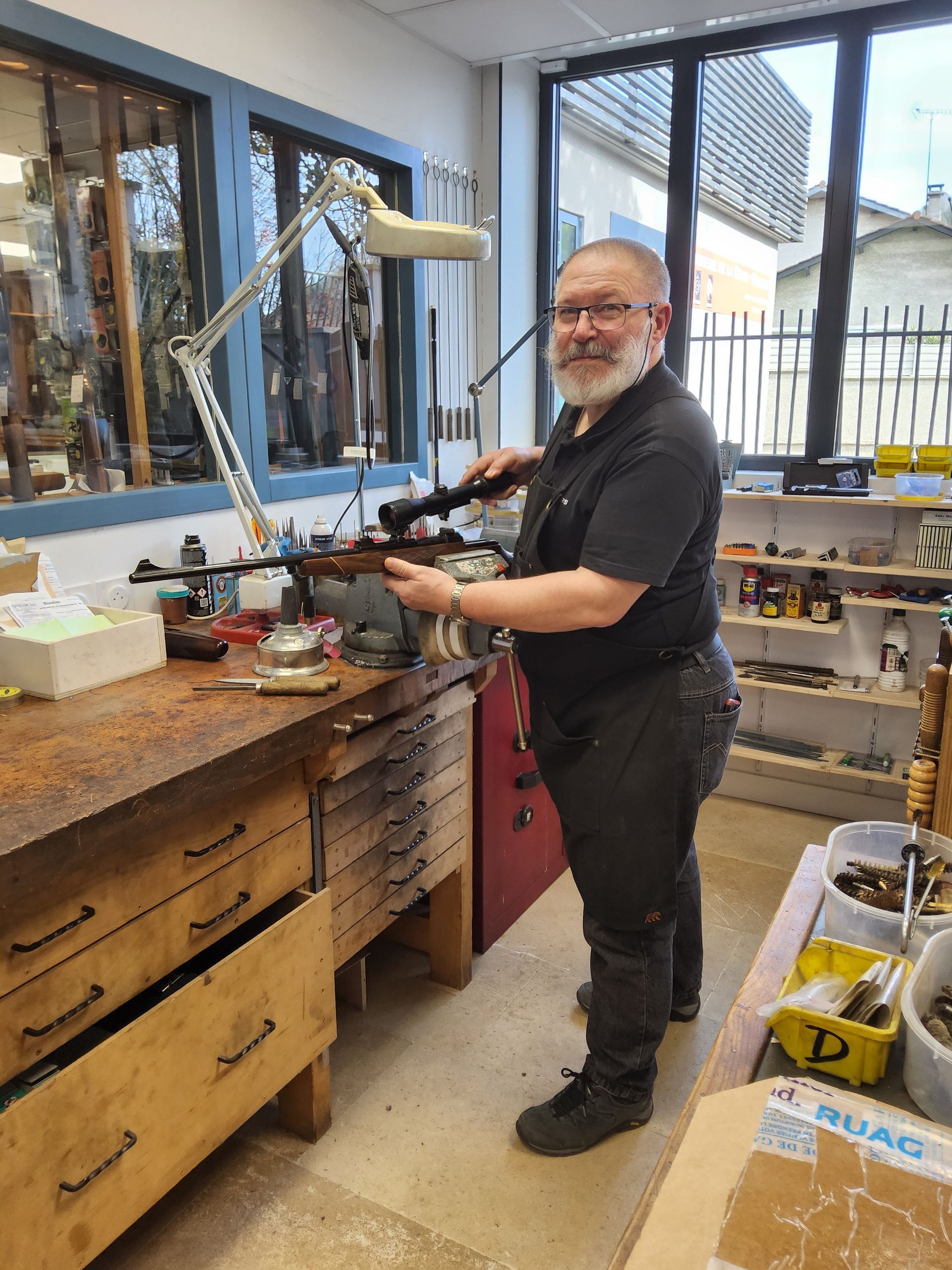 Mr Serre dans son atelier de réparation