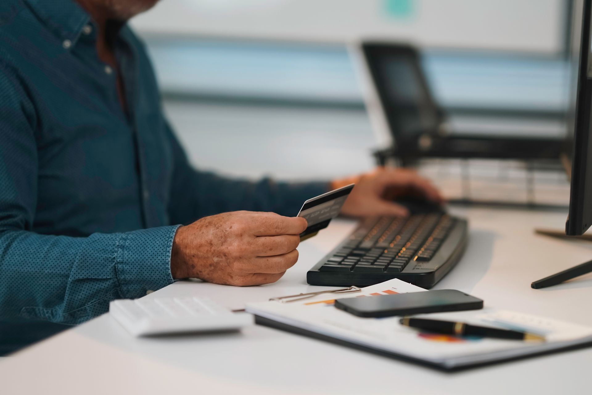 Client qui paye avec une carte bancaire