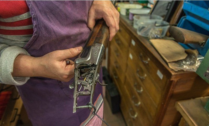 Arme de poing dans un atelier de réparation