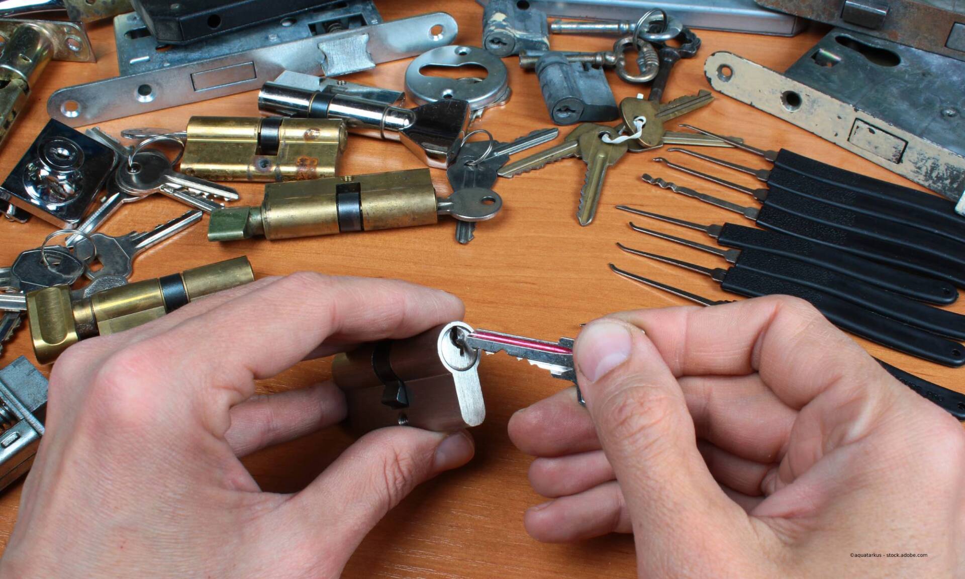 Mitarbeiter von Acikgöz Ismail steckt Schlüssel ins Schloss