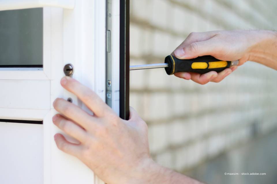 Mitarbeiter von Acikgöz Ismail montieren neues Türschloss!