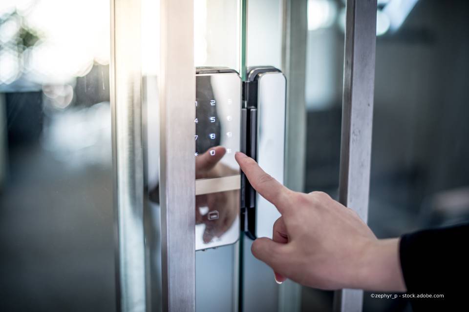 Mitarbeiter regelt Sicherheitstechnik von Acikgöz Ismail