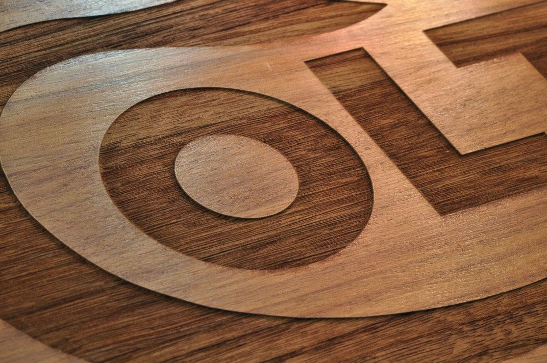 Une découpe sur bois pour un logo