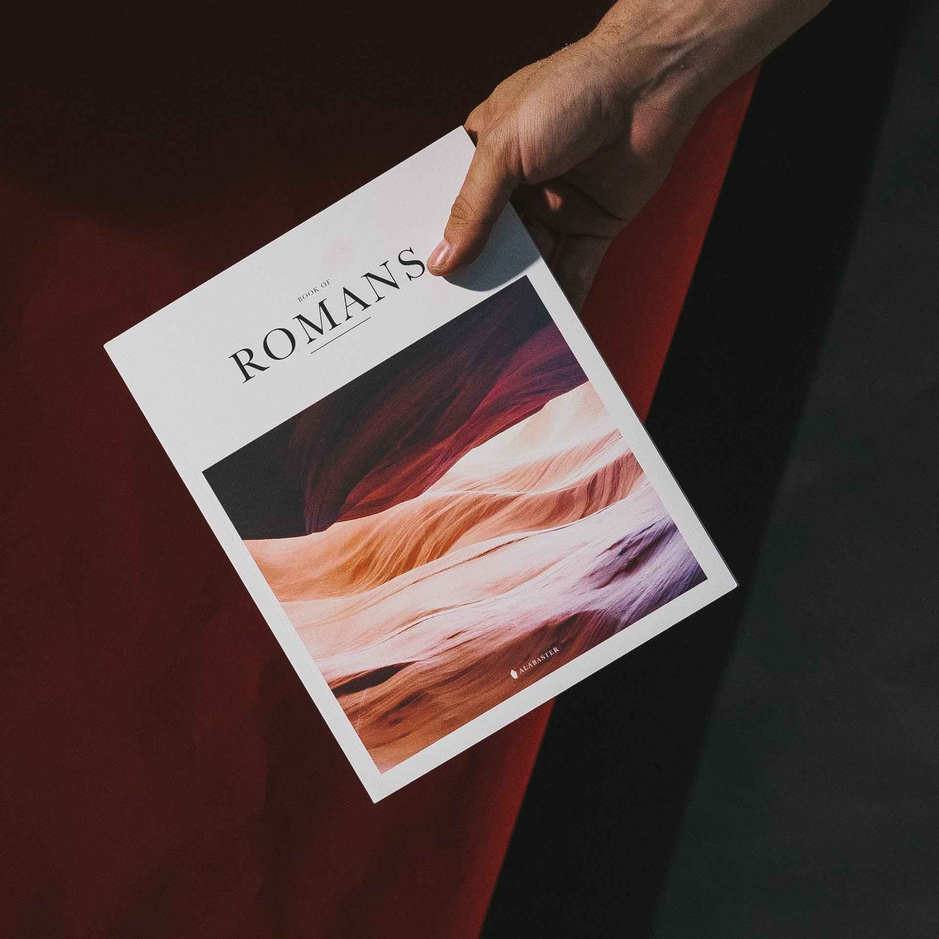 Une personne tenant une couverture de roman