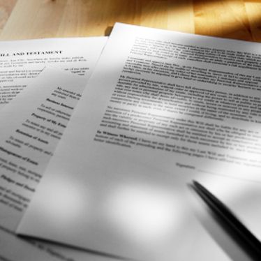 Des pages de textes en noir et blanc