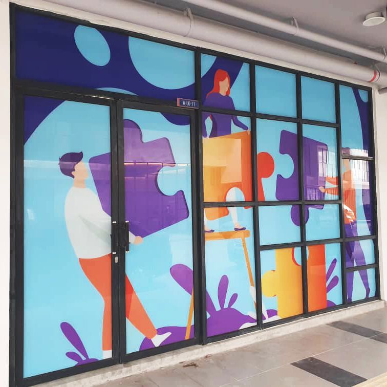 De grands adhésifs sur une vitrine