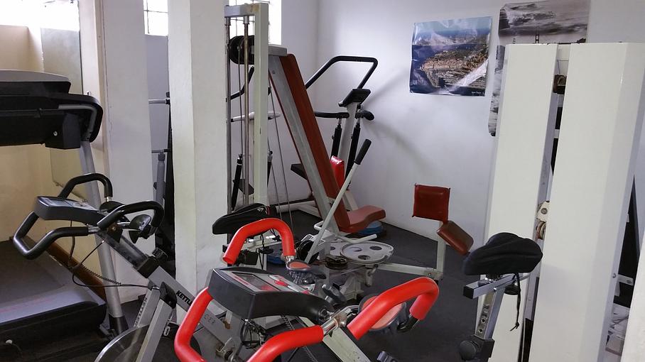 Présentation de quelques machines de musculation de la salle, dont celles pour faire travailler les jambes  en courant