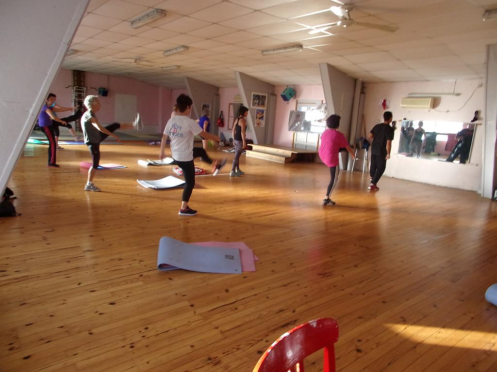 Exemple d'un cours collectif dans la salle de gym où l'on travaille le renforcement musculaire et le fitness, notamment