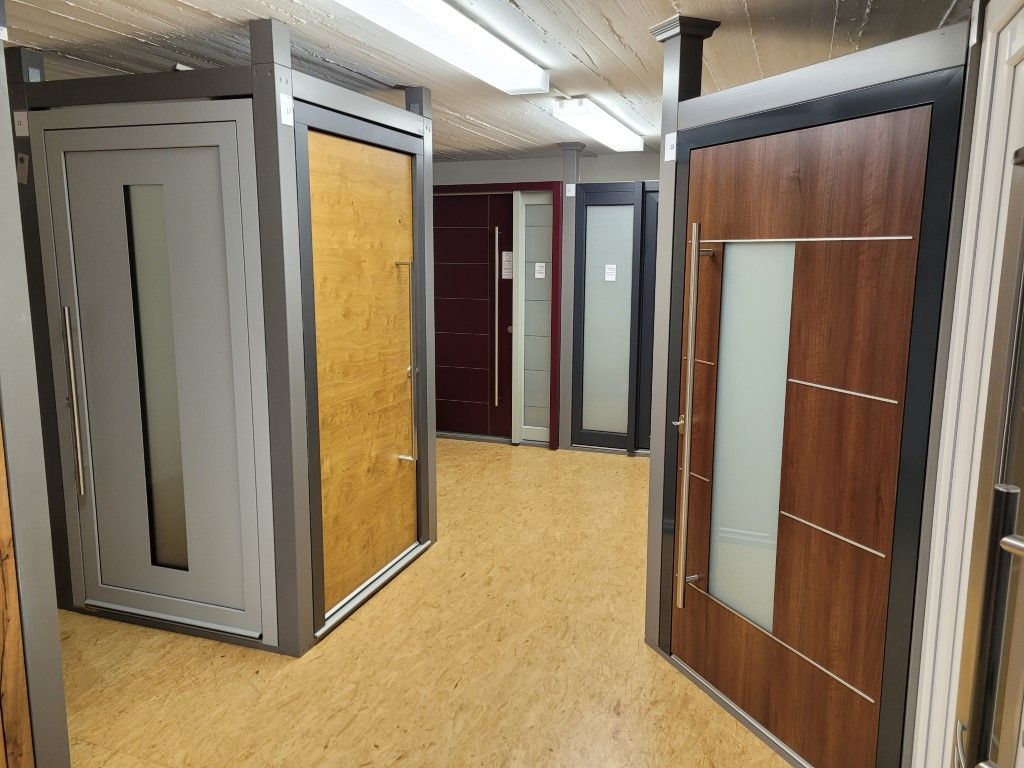 Ausstellung verschiedener moderner Innentüren in einem Ausstellungsraum; Präsentation unterschiedlicher Farben und Stile.