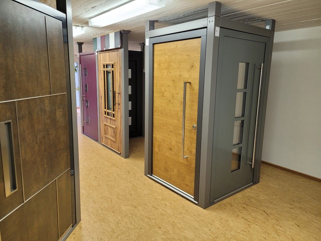 Ausstellungsraum mit verschiedenen modernen Außentüren.