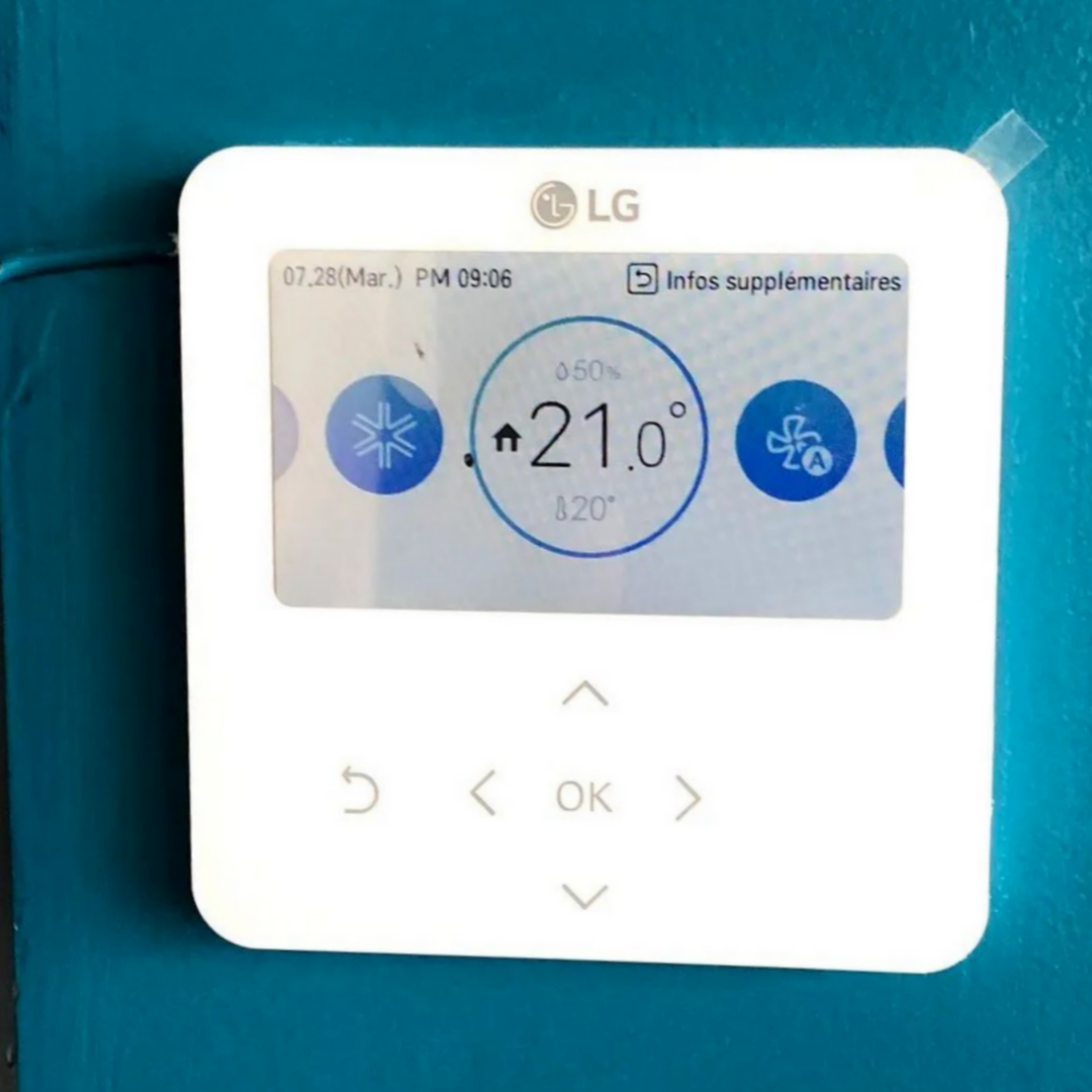 Thermostat LG blanc affichant une température de 21,0 degrés, avec des boutons pour régler les paramètres.