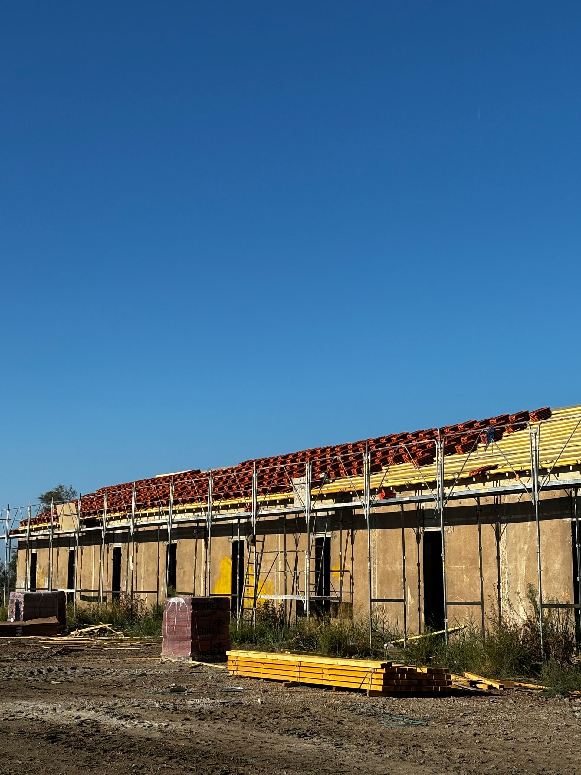 Maison avec toiture rénovée avec ciel bleu
