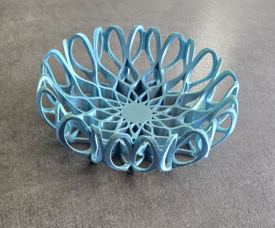 Ciotola decorativa intrecciata di colore azzurro chiaro su una superficie grigia