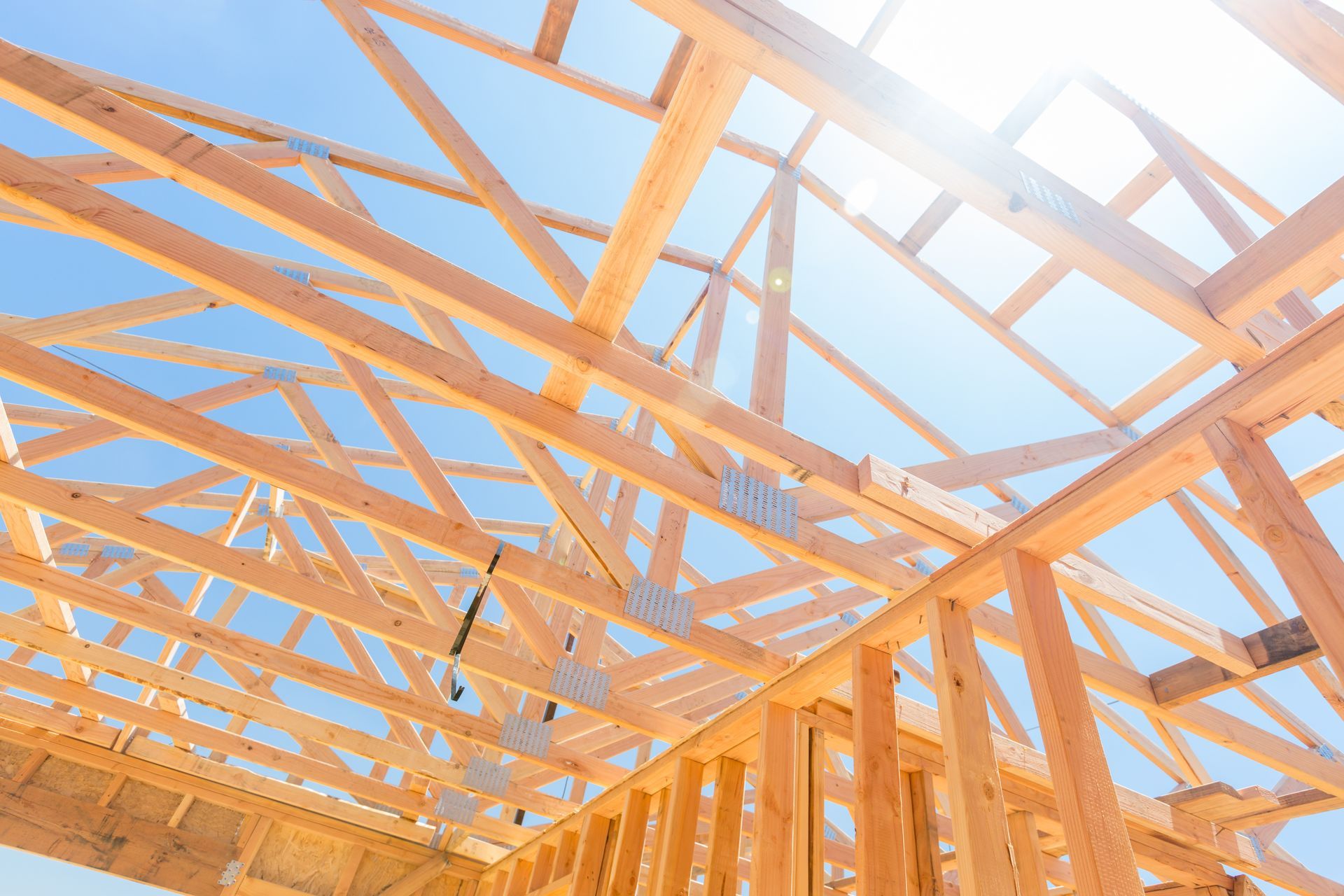 Charpente de toit en bois en construction.