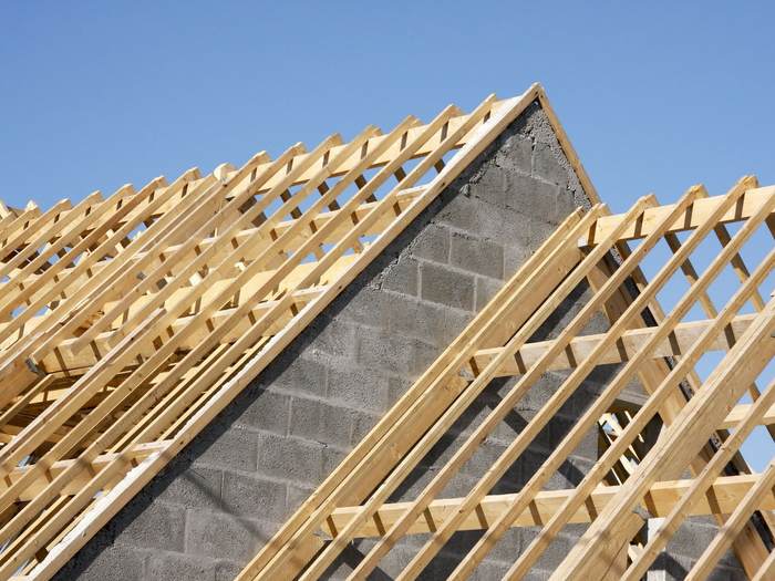 Charpente en bois d'une maison en construction.