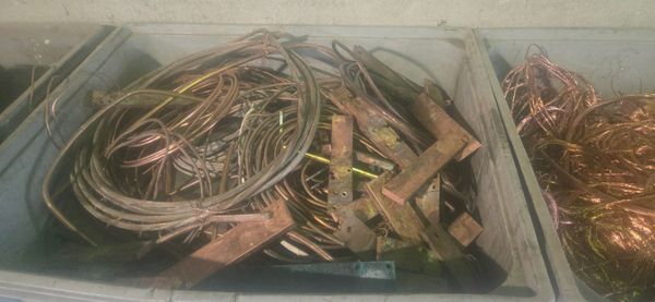 Des objets de ferraille dans une benne.