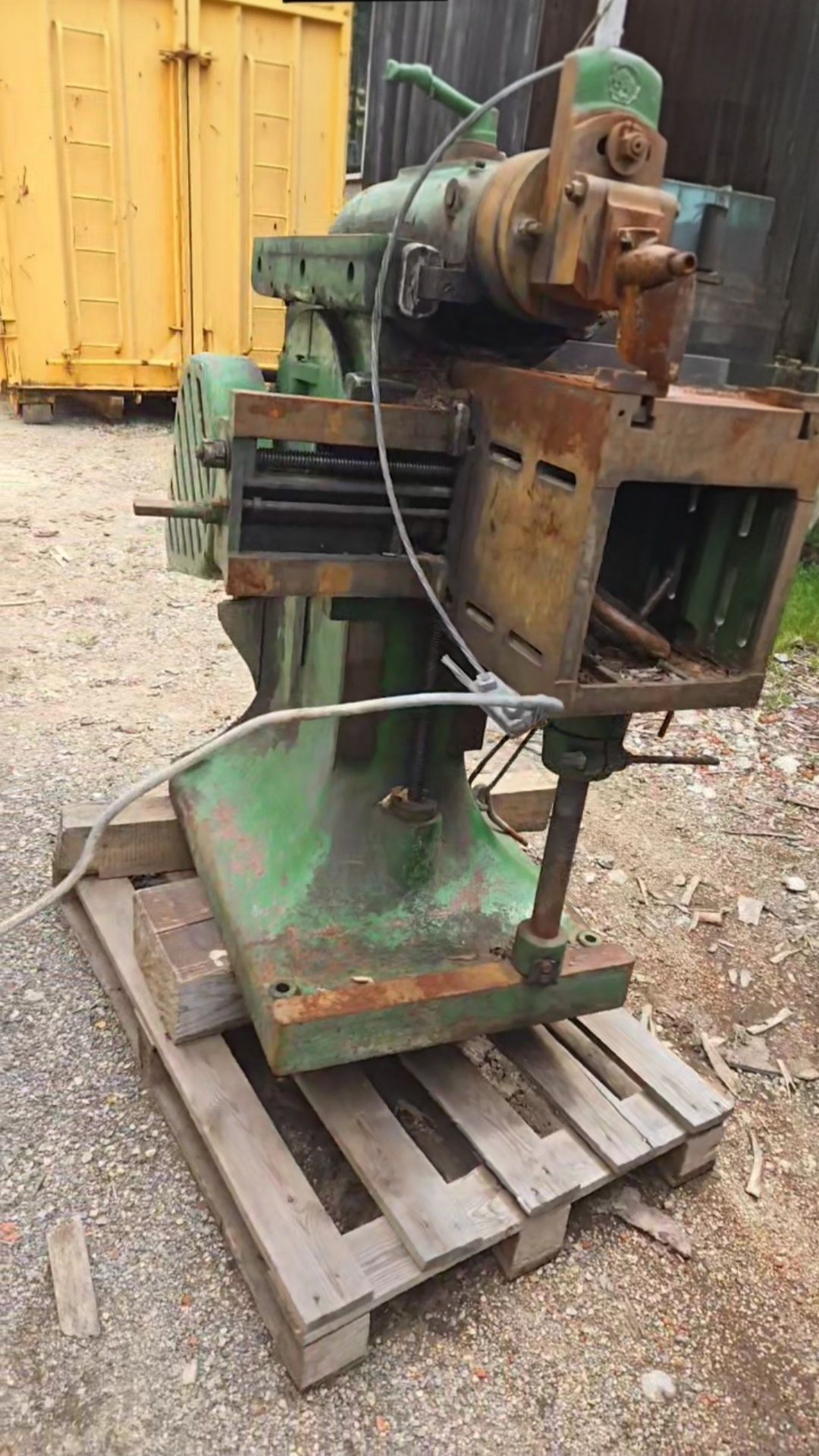 Une machine à laver désossée.