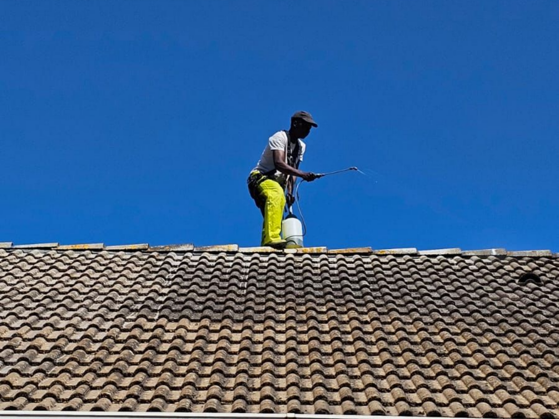 Un homme sur un toit en ardoise
