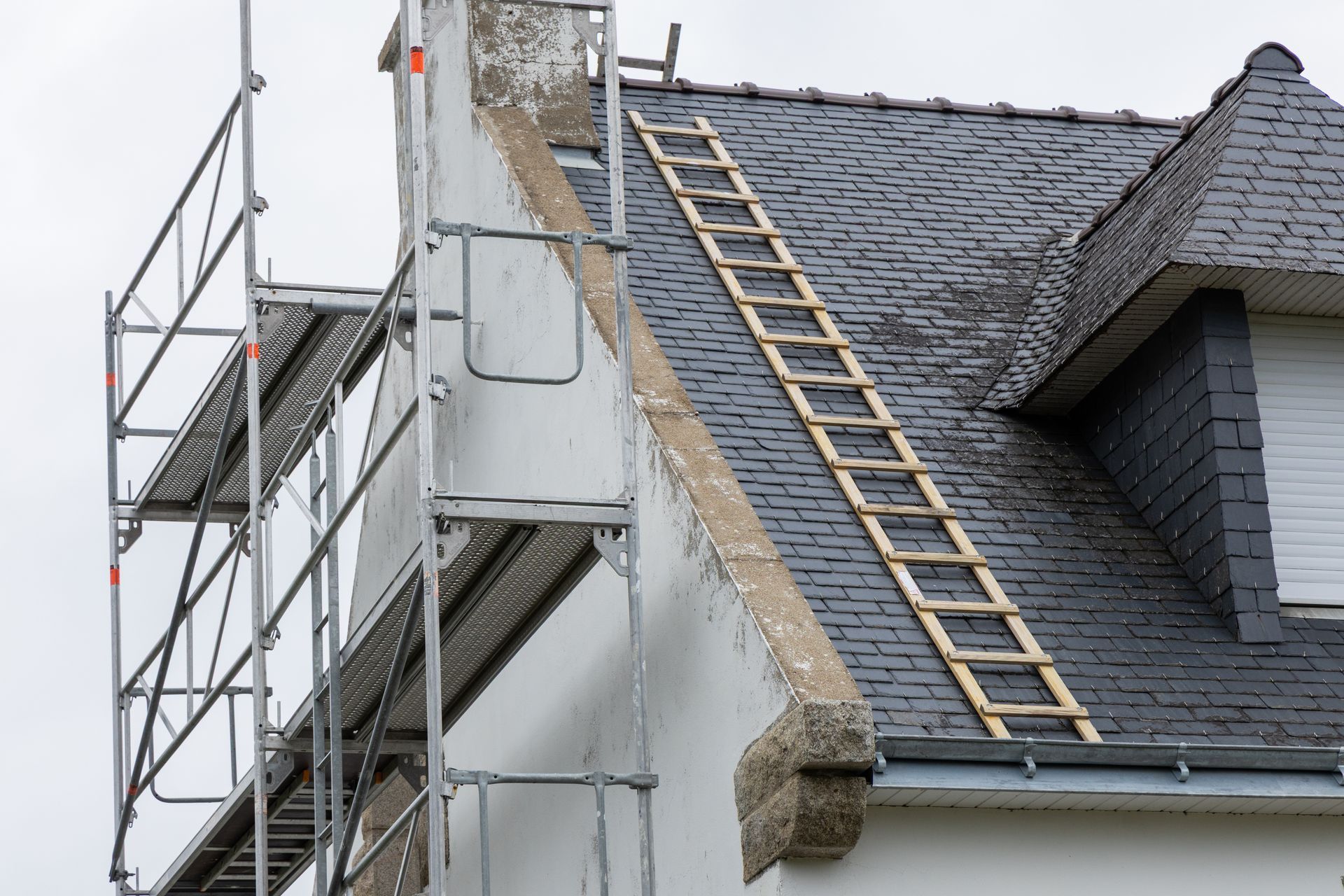 Des échafaudages et un toit