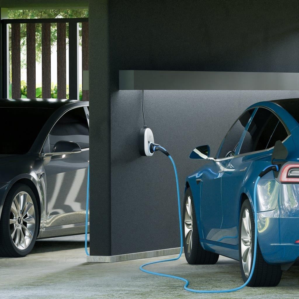 Auto angeschlossen an einer von Elektro Hilger installierten Wallbox Ladestation