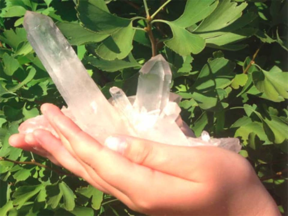 Person hält Kristalle in der Hand