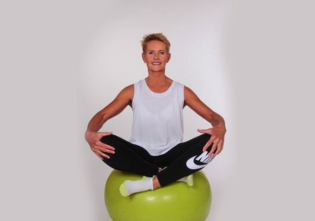 Die Physiotherapeutin der Susanne Stumpf Zentrum für ganzheitliche biologische Schmerztherapie sitzt auf einem Übungsball