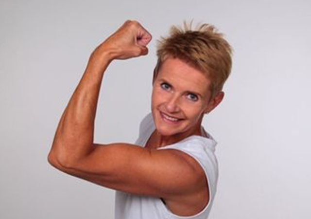 Die Physiotherapeutin der Susanne Stumpf Zentrum für ganzheitliche biologische Schmerztherapie zeigt ihre Armmuskel