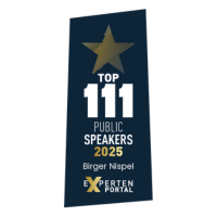 Ein Schild mit der Aufschrift „Top 111 öffentliche Redner 2025“  Birger Nispel