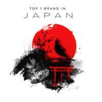 „Top 1 Marke in Japan“ mit einer roten Sonne, einem schwarzen Vogel auf einem Torii-Tor und schwarzen Tintenflecken.