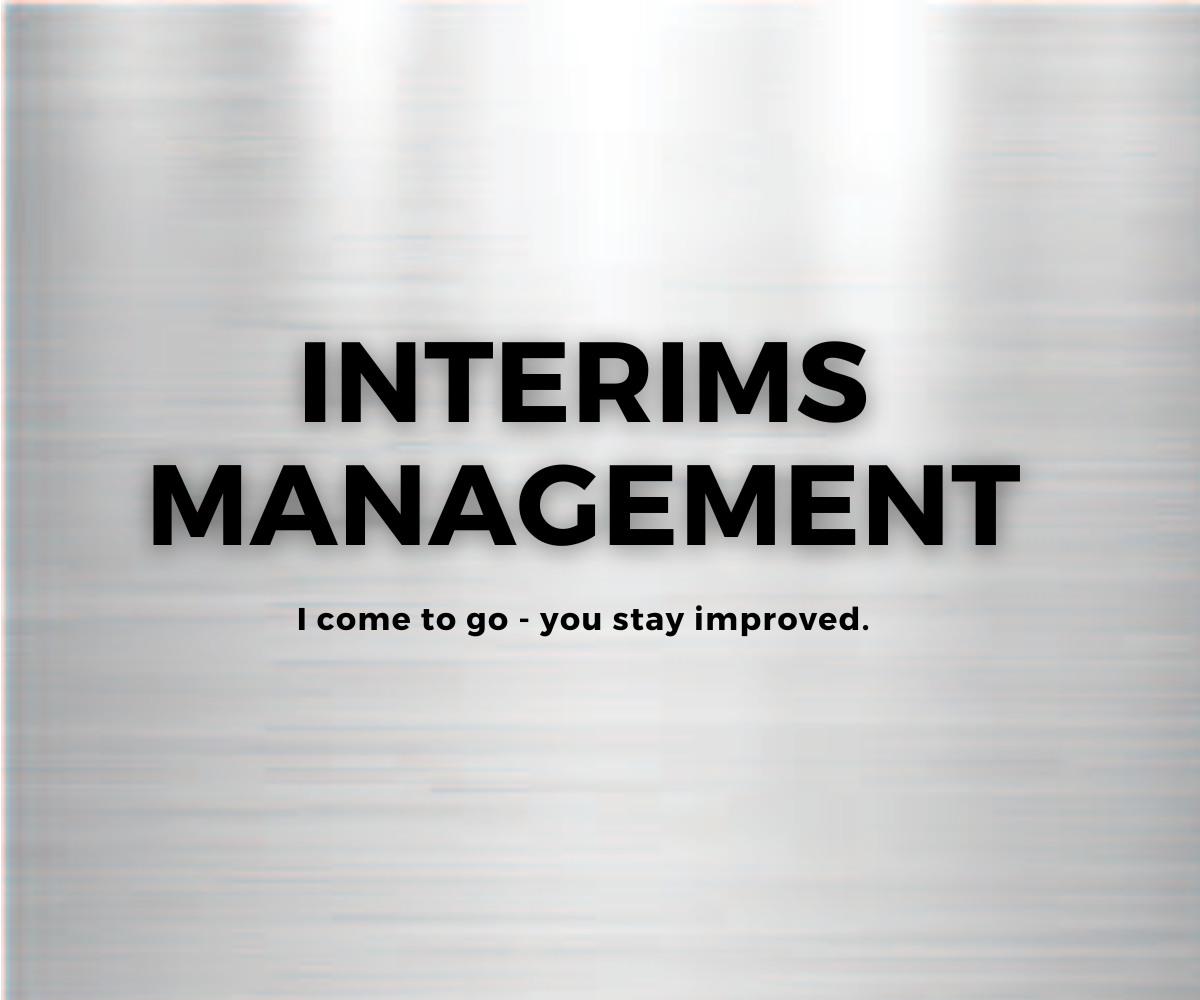 Ein Schild mit der Aufschrift Interimsmanagement ich komme, um zu gehen, du bleibst verbessert