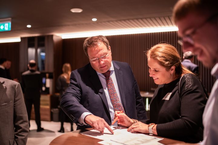 Ein Mann und eine Frau schauen auf ein Blatt Papier.