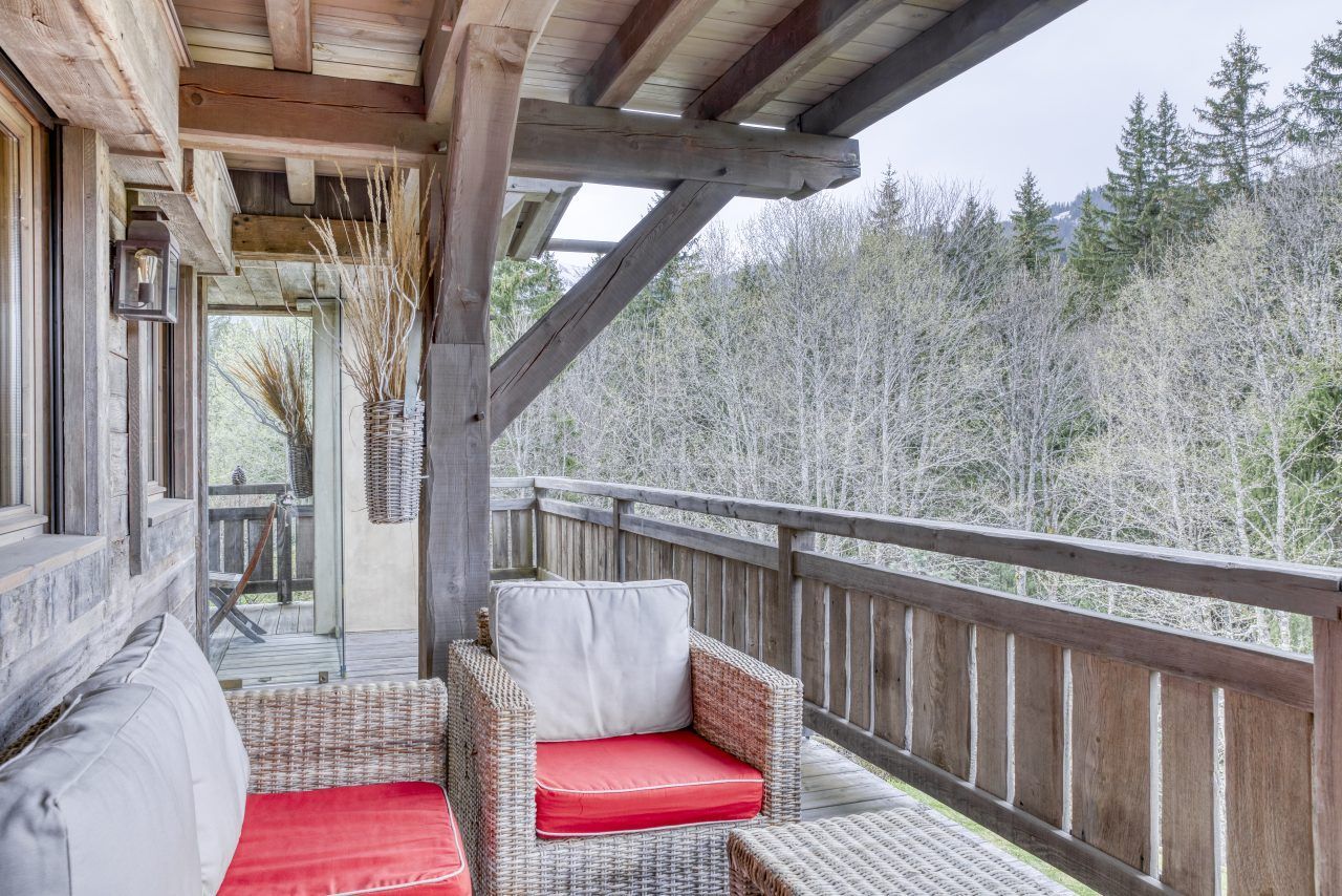 Coin détente à l'extérieur du chalet Mandarine Blanche.