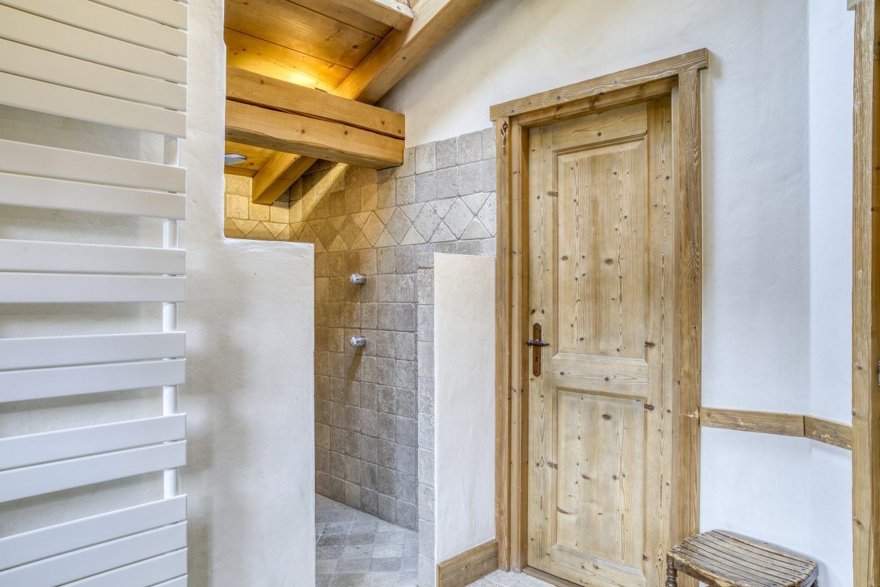 Salle de bain avec douche à l'italienne.