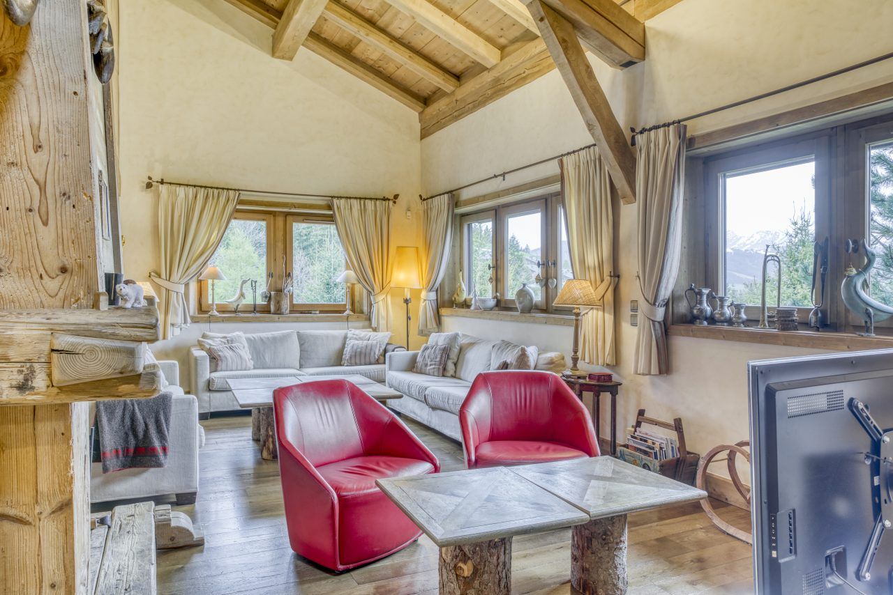 Grand salon moderne et grandes fenêtres.