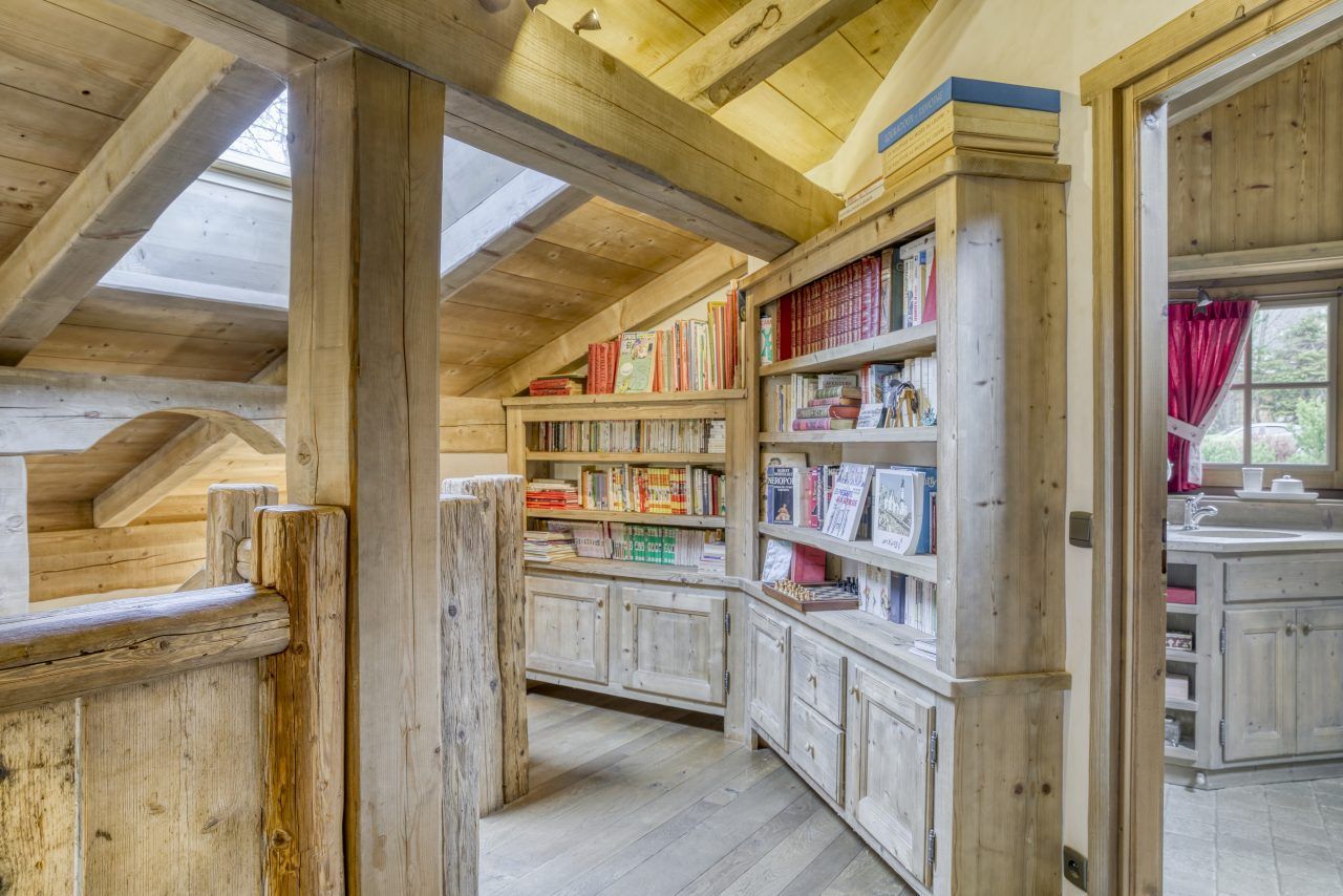 Espace bibliothèque du chalet Mandarine Blanche.