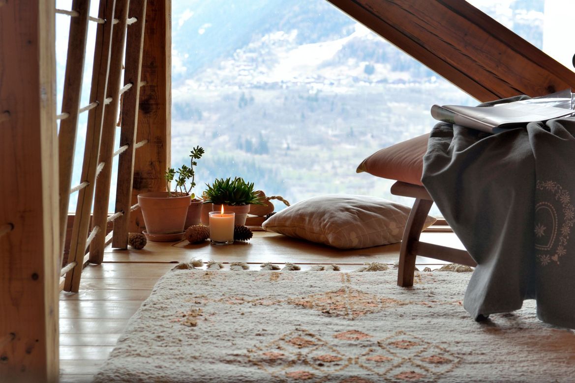 Intérieur d'un chalet moderne et vue sur la vallée.