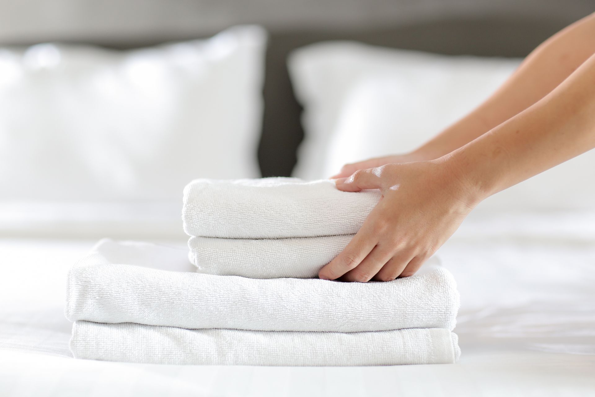 Linge propre posé sur un lit.