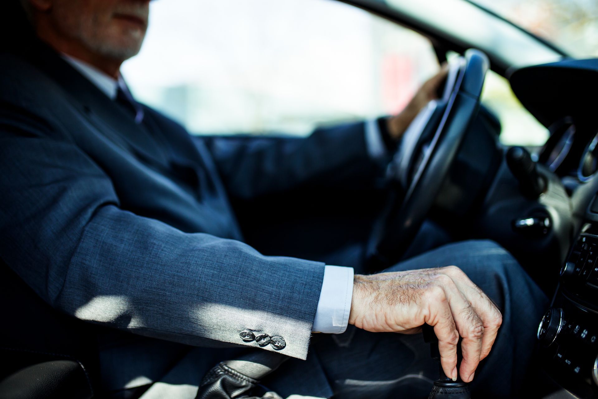 Gros plan sur chauffeur privé.