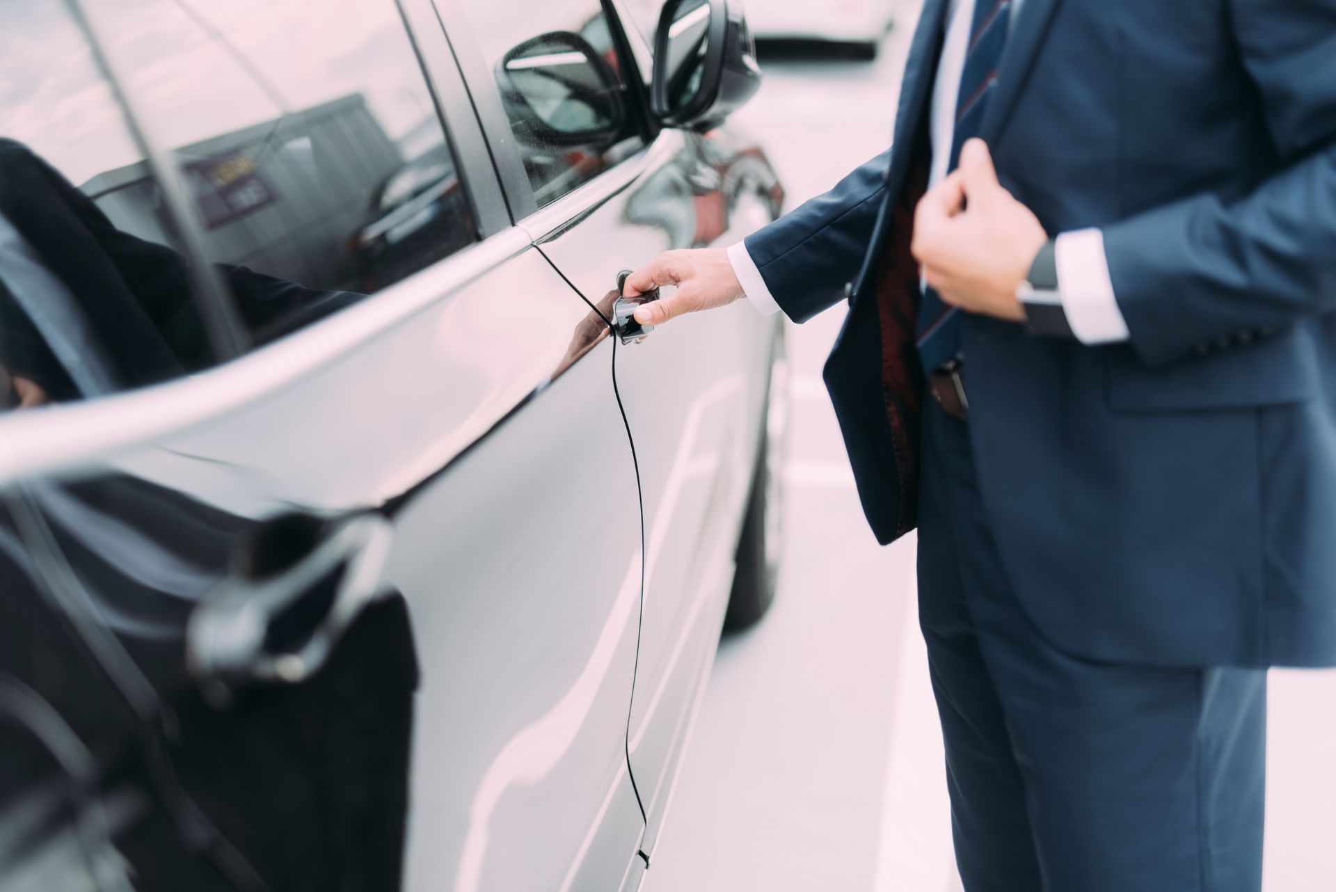 Chauffeur privé attendant pour ouvrir la portière.