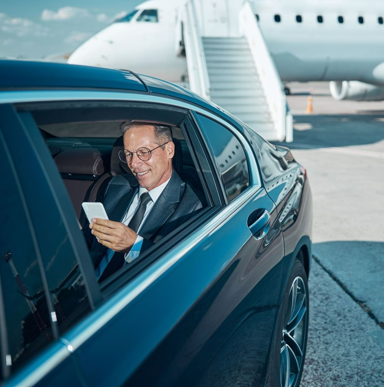 Taxi privé récupérant le client à l'aéroport.